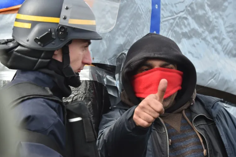 Sukob policije i migranata u izbjegličkom kampu u Calaisu