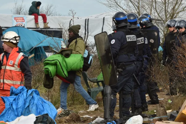 Sukob policije i migranata u izbjegličkom kampu u Calaisu
