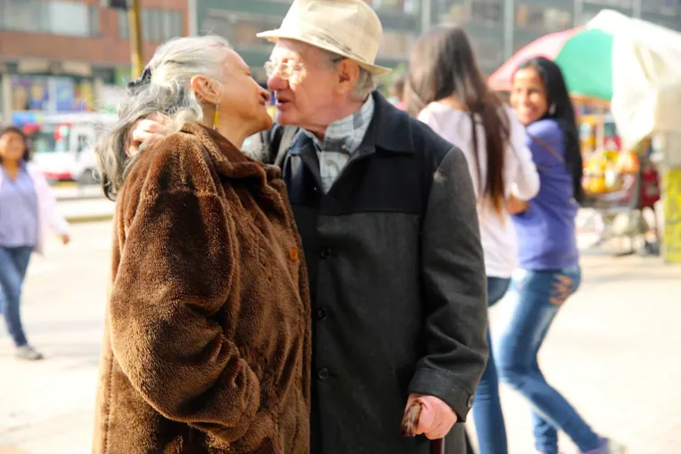 Ljubav ne poznaje granice: svijet kroz 100 poljubaca
