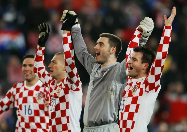 Hrvatska je protiv dvostrukog svjetskog prvaka slavila 3:2 u prijateljskoj utakmici odigranoj u Baselu (Klasnić 3. Srna 52., &Scaron;imić 90.+3/Tevez 4., Messi 6.)