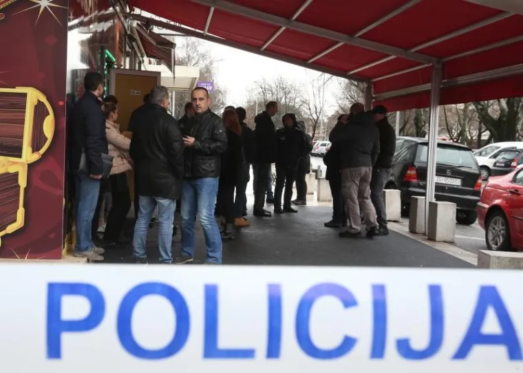 Ranjeni je kolima Hitne pomoći prevezen u bolnicu.