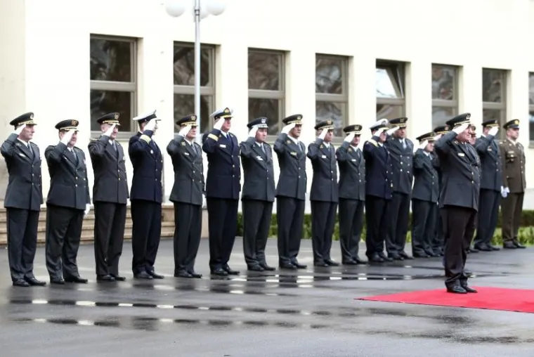 Prije primopredaje general Drago Lovrić izvr&scaron;io je smotru i pregled Počasno-za&scaron;titne bojne
