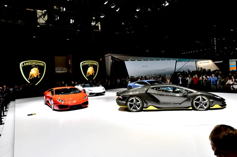 Lamborghini u Genevi proslavlja stogodišnjicu postojanja tvrtke novim modelom prigodnog imena Centenario. Ovaj super automobil, kreiran u čast osnivača Ferruccia Lamborghinija, u potpunosti je izrađen od ugljičnih vlakana.