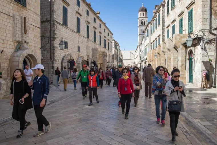 Turistima se svidjela promjena na Stradunu