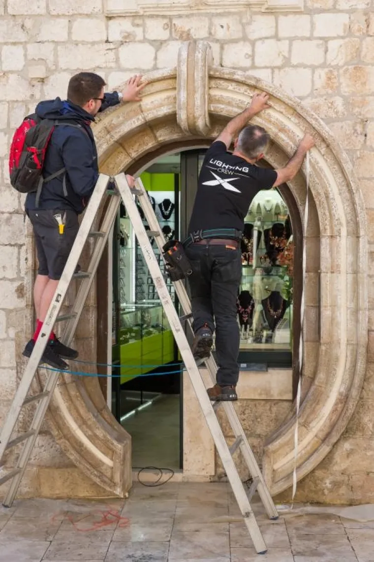 Ovalni oblik vrata i rasvjeta koja se postavlja na zidove daju dojam jednog sasvim drugačijeg Dubrovnika