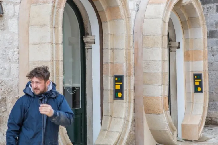 Tijekom vikenda osvanuli su i &scaron;atori za potrebe produkcije u starom portu i na trgu ispod Revelina. Snimanje inozemne produkcije radnog naziva Star Beras pratit ce i posebna regulacija prometa u povijesnoj jezgri i oko nje.