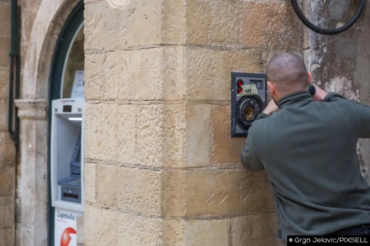 Na zidove su postavljene makete futurističkih brava tipičnih za Star Wars.