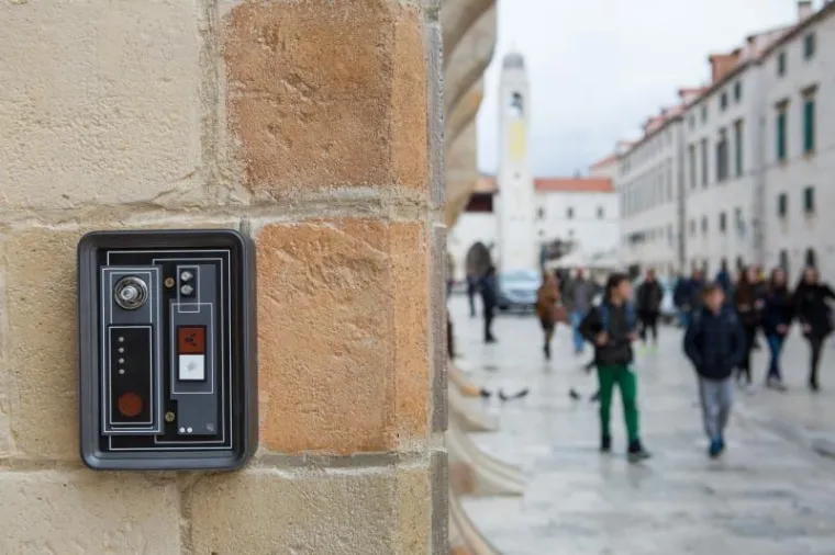 Prolaznici sa zanimanjem promatraju promjene u svojem gradu.