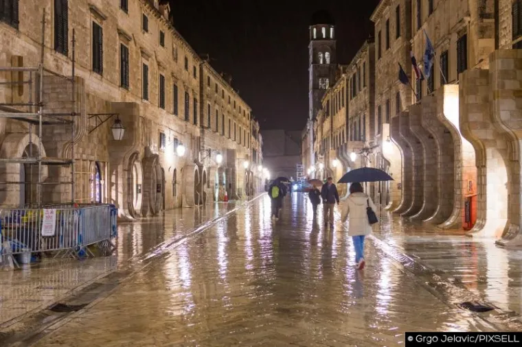 Jugo i ki&scaron;a nisu zaustavili početak radova na budućem setu.