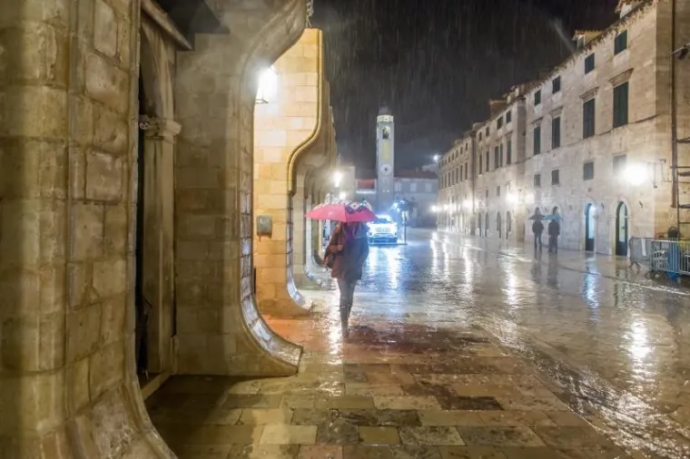 Tek kada padne noć, &scaron;etnja ovakvim Stradunom doima se nadrealno