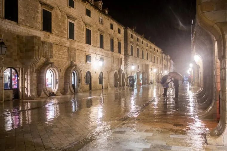 Ovo je toliko dobro, da bi gradske vlasti trebale razmotriti mogućnost da makete ostanu i nakon snimanja