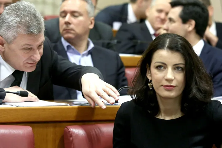 Josipa Rimac privlačila poglede: je li njezina odjevna kombinacija primjerenija za izlazak, nego za saborske klupe?