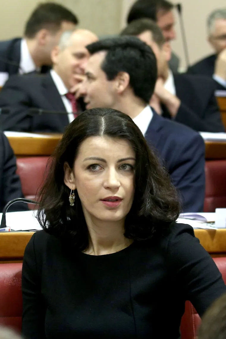 Josipa Rimac privlačila poglede: je li njezina odjevna kombinacija primjerenija za izlazak, nego za saborske klupe?