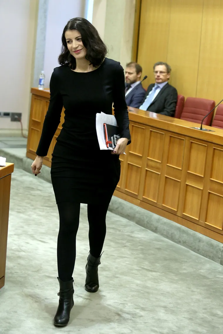 Josipa Rimac privlačila poglede: je li njezina odjevna kombinacija primjerenija za izlazak, nego za saborske klupe?