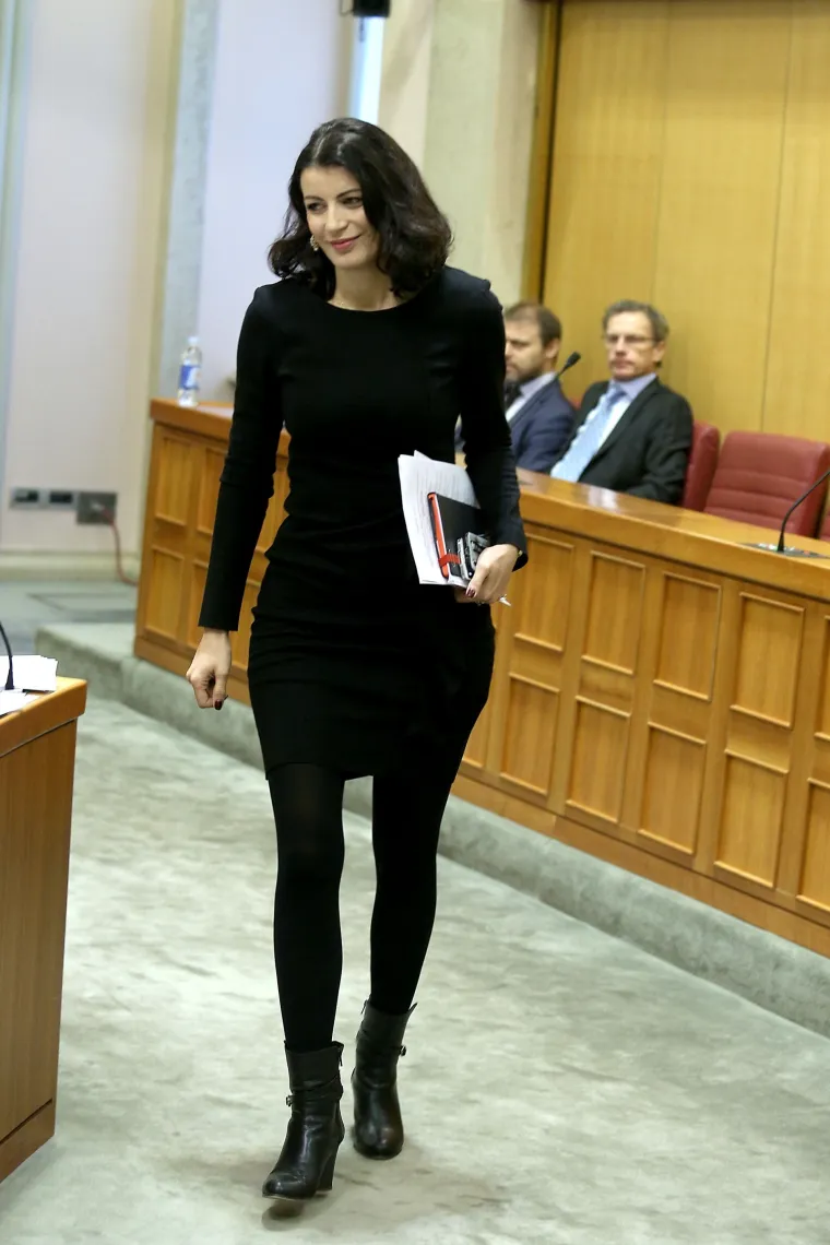 Josipa Rimac privlačila poglede: je li njezina odjevna kombinacija primjerenija za izlazak, nego za saborske klupe?