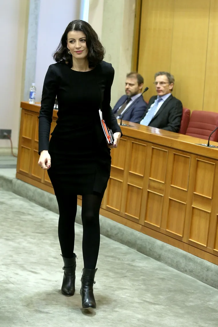 Josipa Rimac privlačila poglede: je li njezina odjevna kombinacija primjerenija za izlazak, nego za saborske klupe?