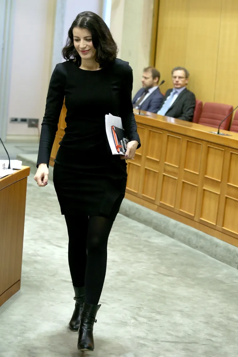 Josipa Rimac privlačila poglede: je li njezina odjevna kombinacija primjerenija za izlazak, nego za saborske klupe?