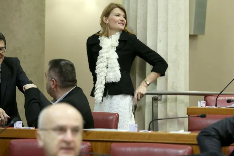 U neobičnoj modnoj kommbinaciji pojavila se SDP-ovka  - Sabina Glasovac.