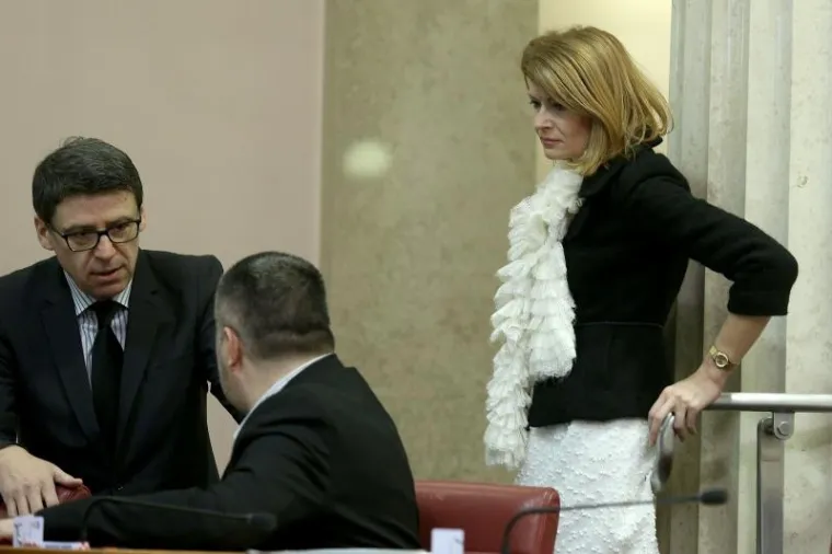 MODNA PISTA U SABORU: Poznata HDZ-ovka se pro&scaron;etala u miniću, svi su gledali u nju