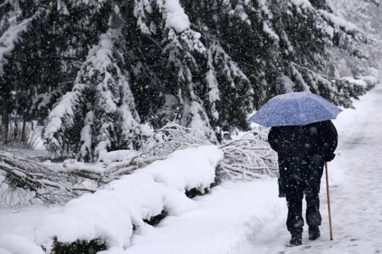 Si&scaron;čani koji su sinoć zaspali slu&scaron;ajući udaranje ki&scaron;e nemalo su se iznenadili kada ih je jutros dočekalo 20-tak centimetara snijega.