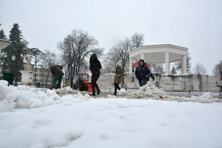 I Bjelovarčani su se probudili uz snježne prizore i odmah su krenuli u či&scaron;ćenje.