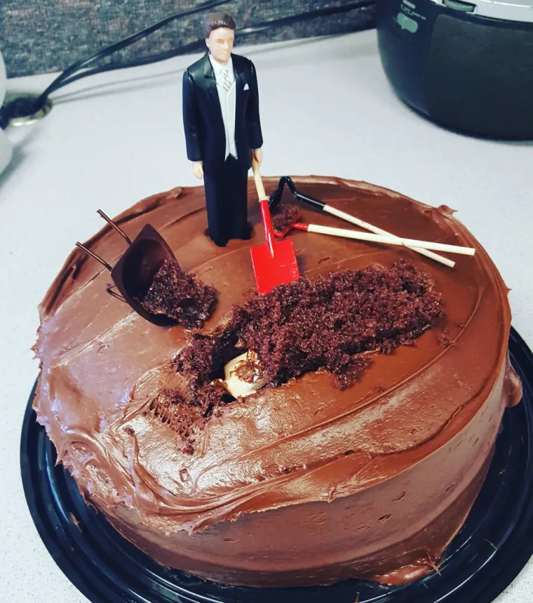 KRV NIJE VODA, ALI JE BOROVNICA: Torte kojima ljudi slave razvod mogu biti jako morbidne