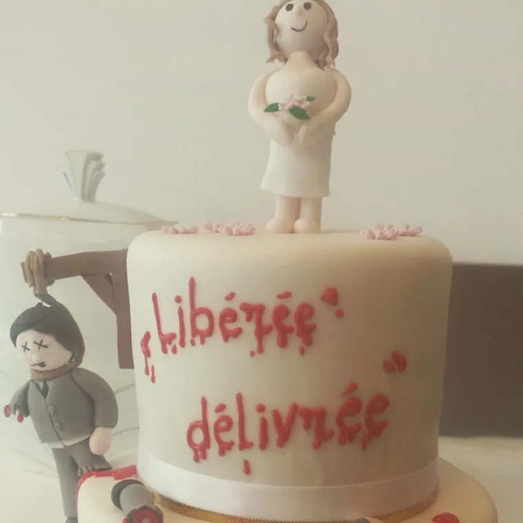 KRV NIJE VODA, ALI JE BOROVNICA: Torte kojima ljudi slave razvod mogu biti jako morbidne