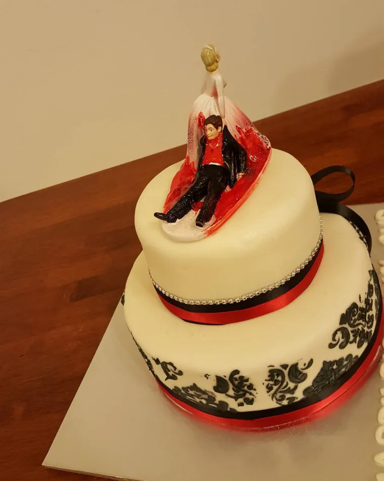 KRV NIJE VODA, ALI JE BOROVNICA: Torte kojima ljudi slave razvod mogu biti jako morbidne
