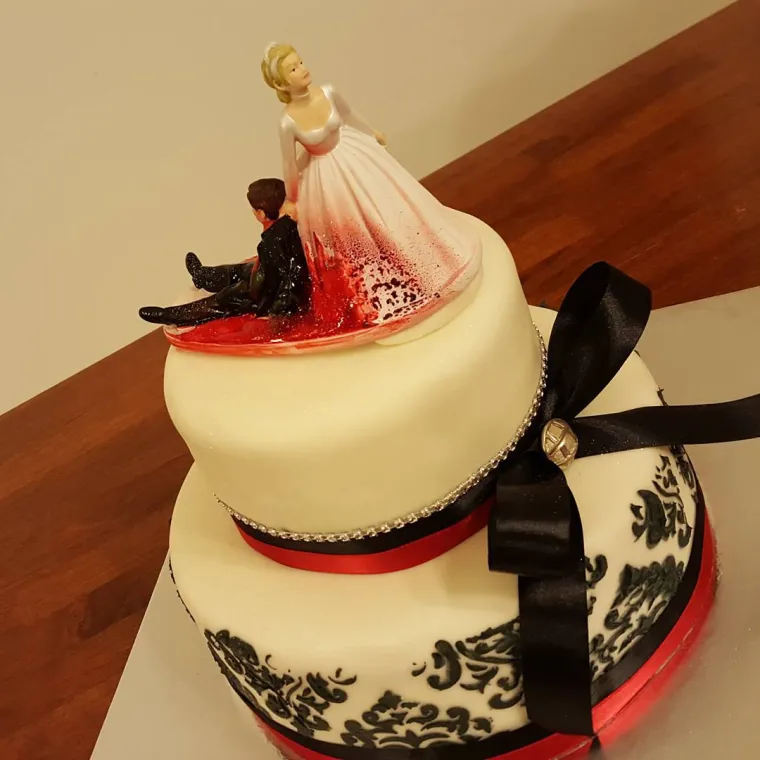 KRV NIJE VODA, ALI JE BOROVNICA: Torte kojima ljudi slave razvod mogu biti jako morbidne