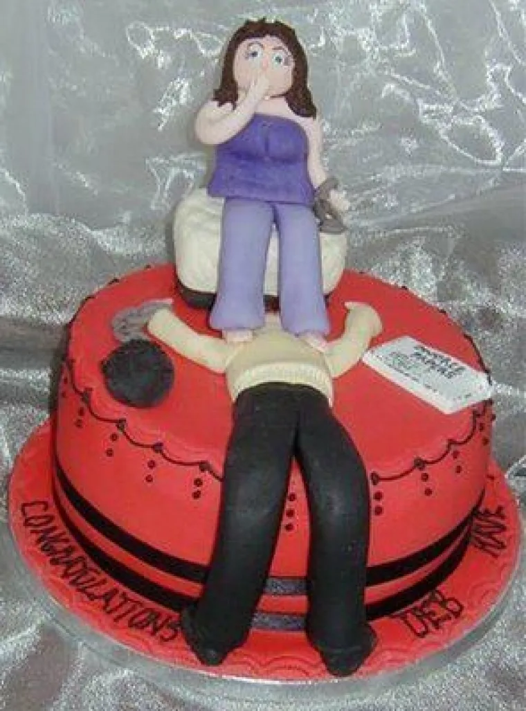 KRV NIJE VODA, ALI JE BOROVNICA: Torte kojima ljudi slave razvod mogu biti jako morbidne