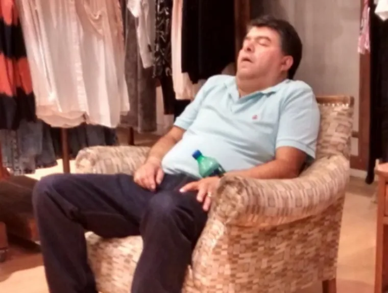 URNEBESNO: Fotografije pokazuju sav očaj mu&scaron;karaca koji su zapeli u kupovini sa ženama