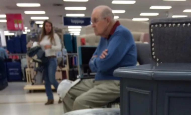 URNEBESNO: Fotografije pokazuju sav očaj mu&scaron;karaca koji su zapeli u kupovini sa ženama