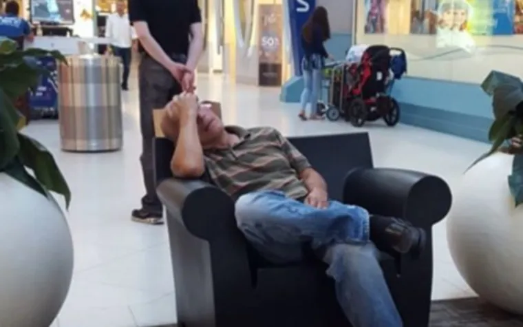 URNEBESNO: Fotografije pokazuju sav očaj mu&scaron;karaca koji su zapeli u kupovini sa ženama