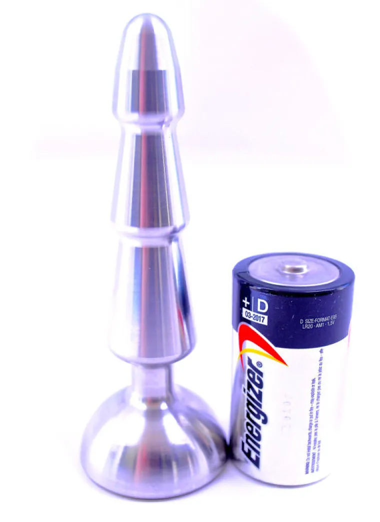 Napravljen je od nehrđajućeg čelika.