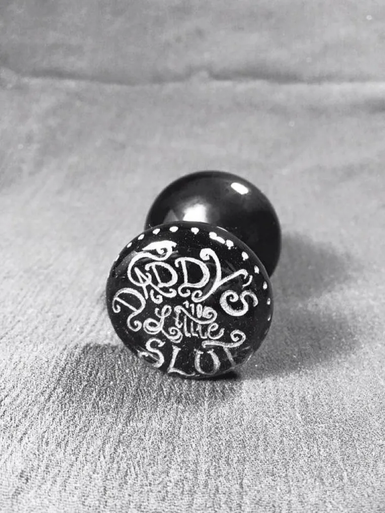 Ugravirano je: "Tatina mala dro*a"