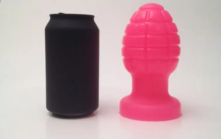 Pazi, granata! A ne... to je samo umetak za anus.