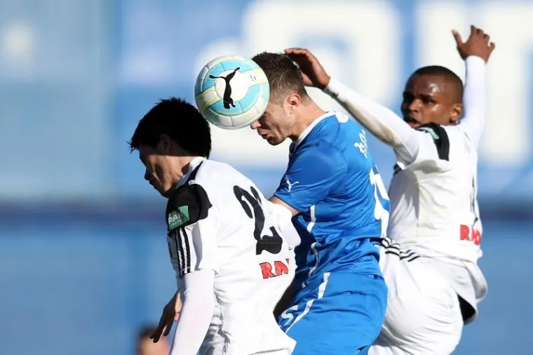 Dinamo i Rijeka, prva i druga momčad prvenstva, slavile su u 26. kolu 1. HNL istim rezultatom, 2:1. Dinamo je pobijedio Slaven Belupo, a Rijeka Osijek.