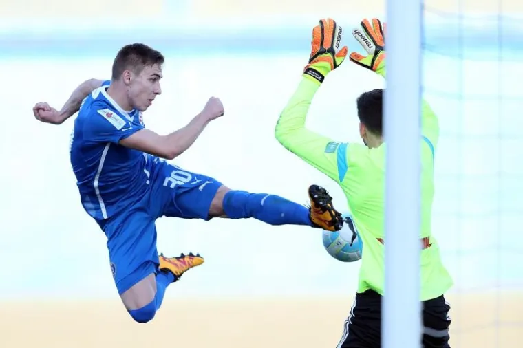 Dinamo i Rijeka, prva i druga momčad prvenstva, slavile su u 26. kolu 1. HNL istim rezultatom, 2:1. Dinamo je pobijedio Slaven Belupo, a Rijeka Osijek.