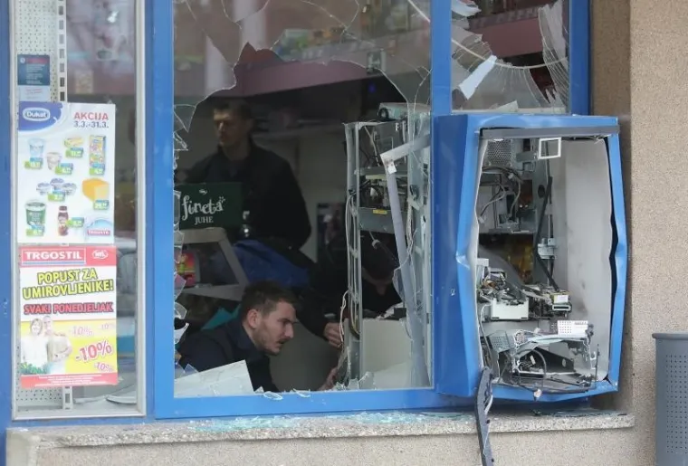 Pokušaj pljačke bankomata u Pojatnom. Pljačkaši su koristili dinamit.