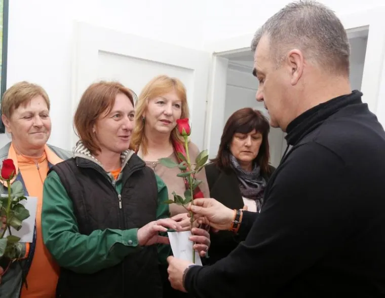 I TOGA IMA U HRVATSKOJ: Direktor zaposlenicama poklonio ruže, novčanu nagradu i slobodan dan