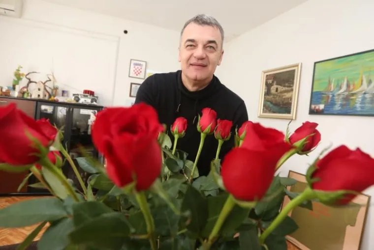 I TOGA IMA U HRVATSKOJ: Direktor zaposlenicama poklonio ruže, novčanu nagradu i slobodan dan