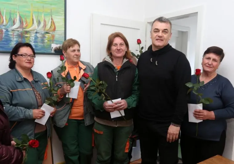 I TOGA IMA U HRVATSKOJ: Direktor zaposlenicama poklonio ruže, novčanu nagradu i slobodan dan