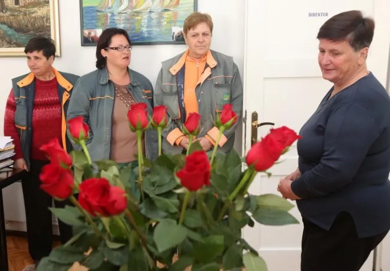 I TOGA IMA U HRVATSKOJ: Direktor zaposlenicama poklonio ruže, novčanu nagradu i slobodan dan