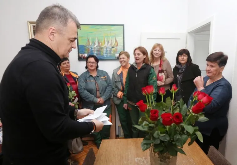 Petu godinu za redom Siniša Burić, direktor šibenskog gradskog poduzeća Zelenilo poklanja svoje djelatnice povodom Međunarodnog dana žena. Ruža, 400 kuna i slobodan dan ovogodišnji je poklon, 100 kuna više nego prošle godine.   Za razliku od svih prijašnjih podjela, ove godine su po 400 kuna dobili i muški djelatnici kako bi obradovali svoje supruge koje su u većini slučajeva su nezaposlene.