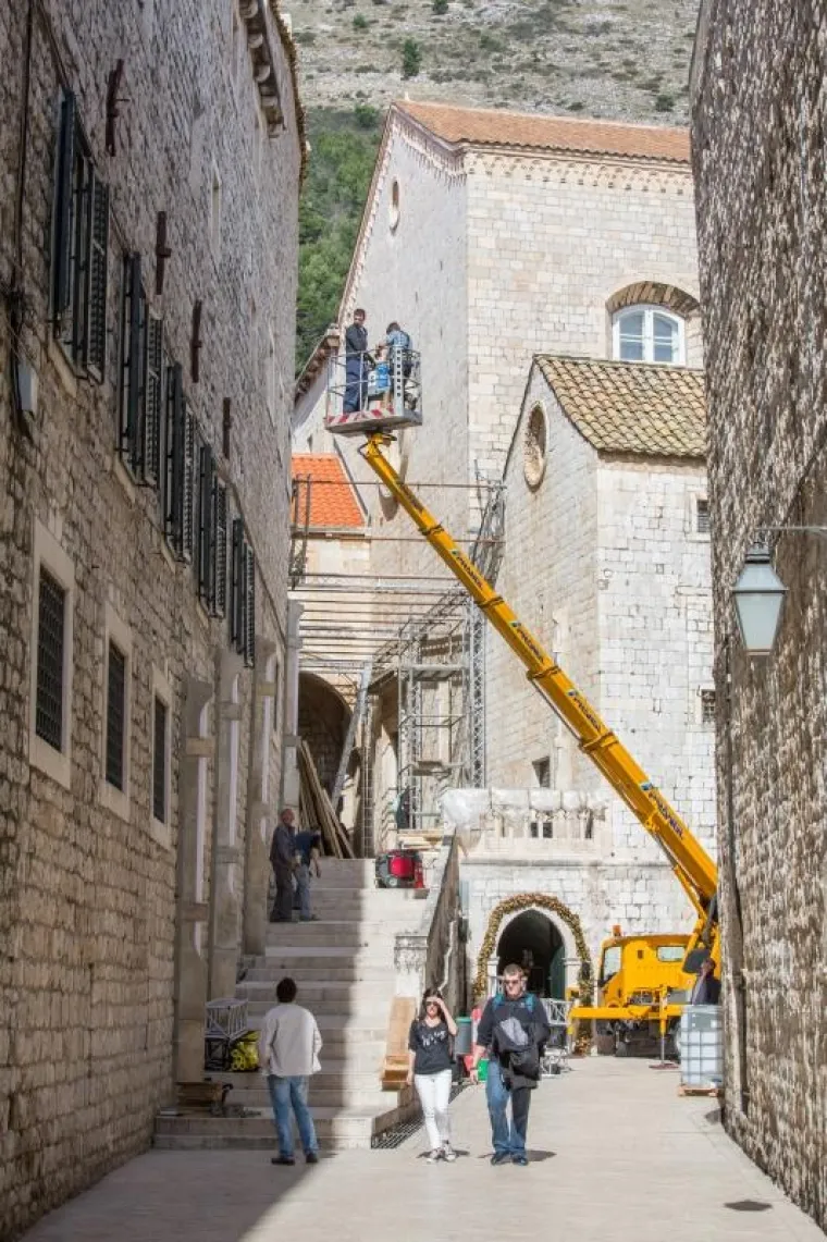 Radnici su danas s kuća u staroj gradskoj jezgri uklanjali TV antene.
