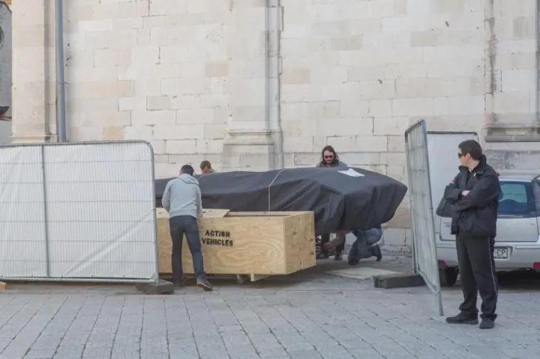 ŽURBA NA STRADUNU: Kamere uhvatile neobično vozilo - je li riječ o landspeederu?