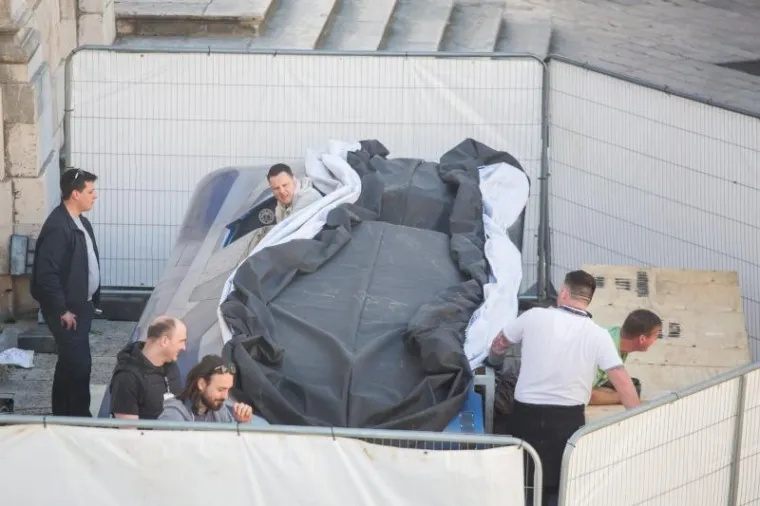 ŽURBA NA STRADUNU: Kamere uhvatile neobično vozilo - je li riječ o landspeederu?