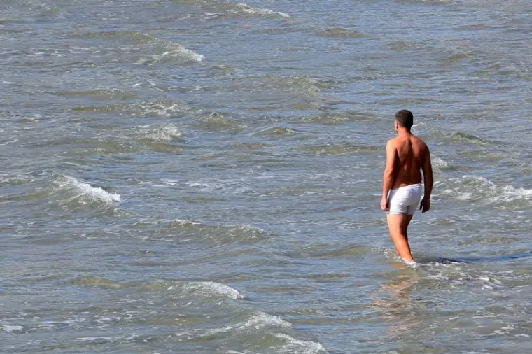Bačvice su uvijek dovoljno 'vruće' za kupanje. Sunčana srijeda na splitsku legendarnu plažu izmamila je domaće, ali i turiste kojih uvijek ima u gradu podno Marjana. Neki su se zabavljali u pijesku i plićaku, a oni hrabri su zaplivali  iako je temperatura mora bila samo 14 stupnjeva.