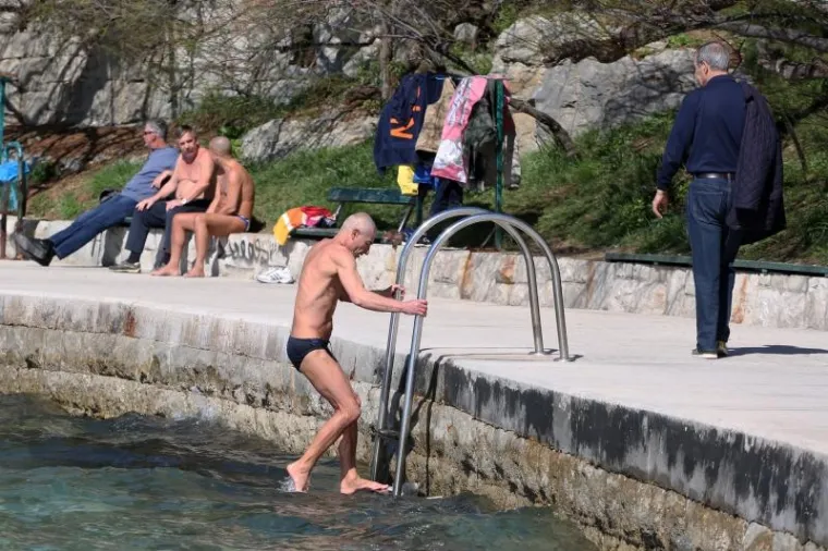 ČISTA UŽIVANCIJA: Odvažni frajeri okupirali Bačvice