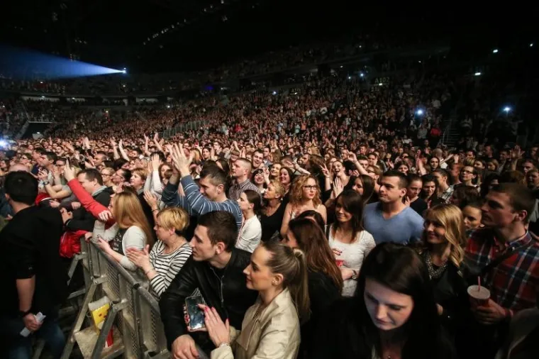 POGLEDAJTE &Scaron;TO JE ODJENULA: Maja &Scaron;uput povela frendice na Tonyjev koncert za Dan žena